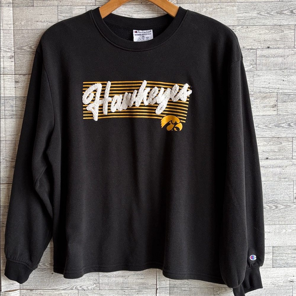 Iowa Hawkeyes Sweatshirt black fuzzy letters  Vintage tailgate women’s XL‎